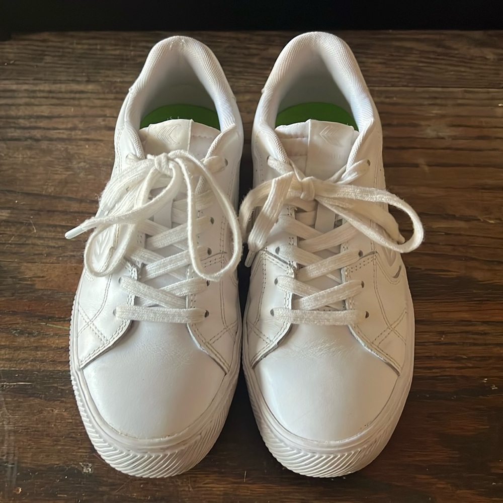 Cariuma Salvas white leather tennis shoe gently used